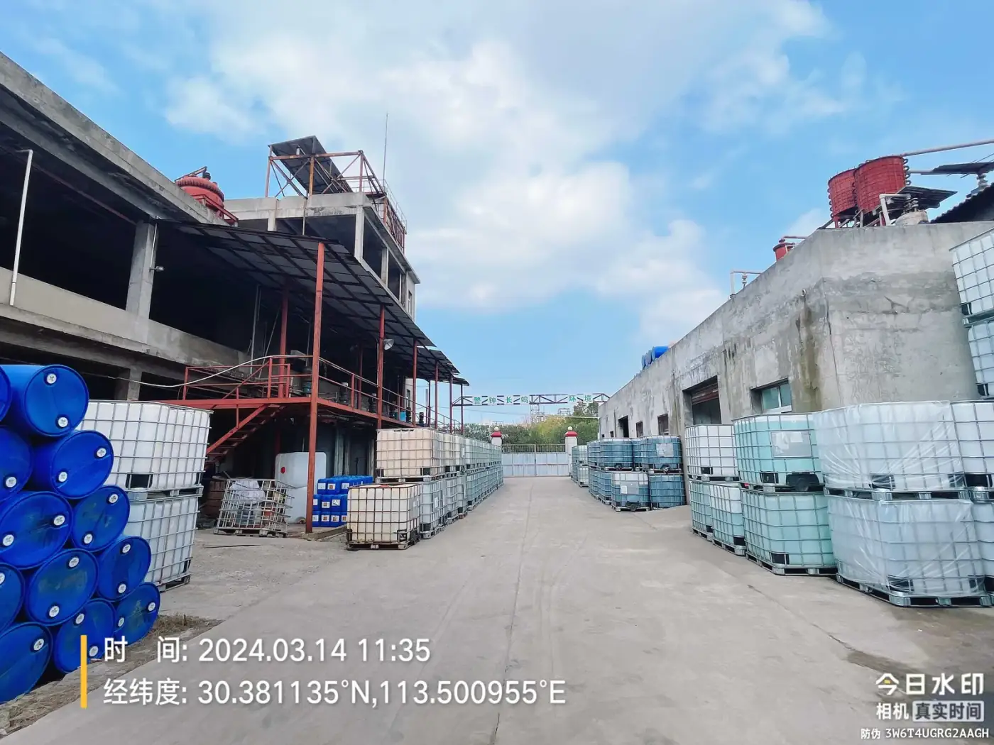 仙桃工厂IBC吨桶与蓝桶成品库存区实拍
