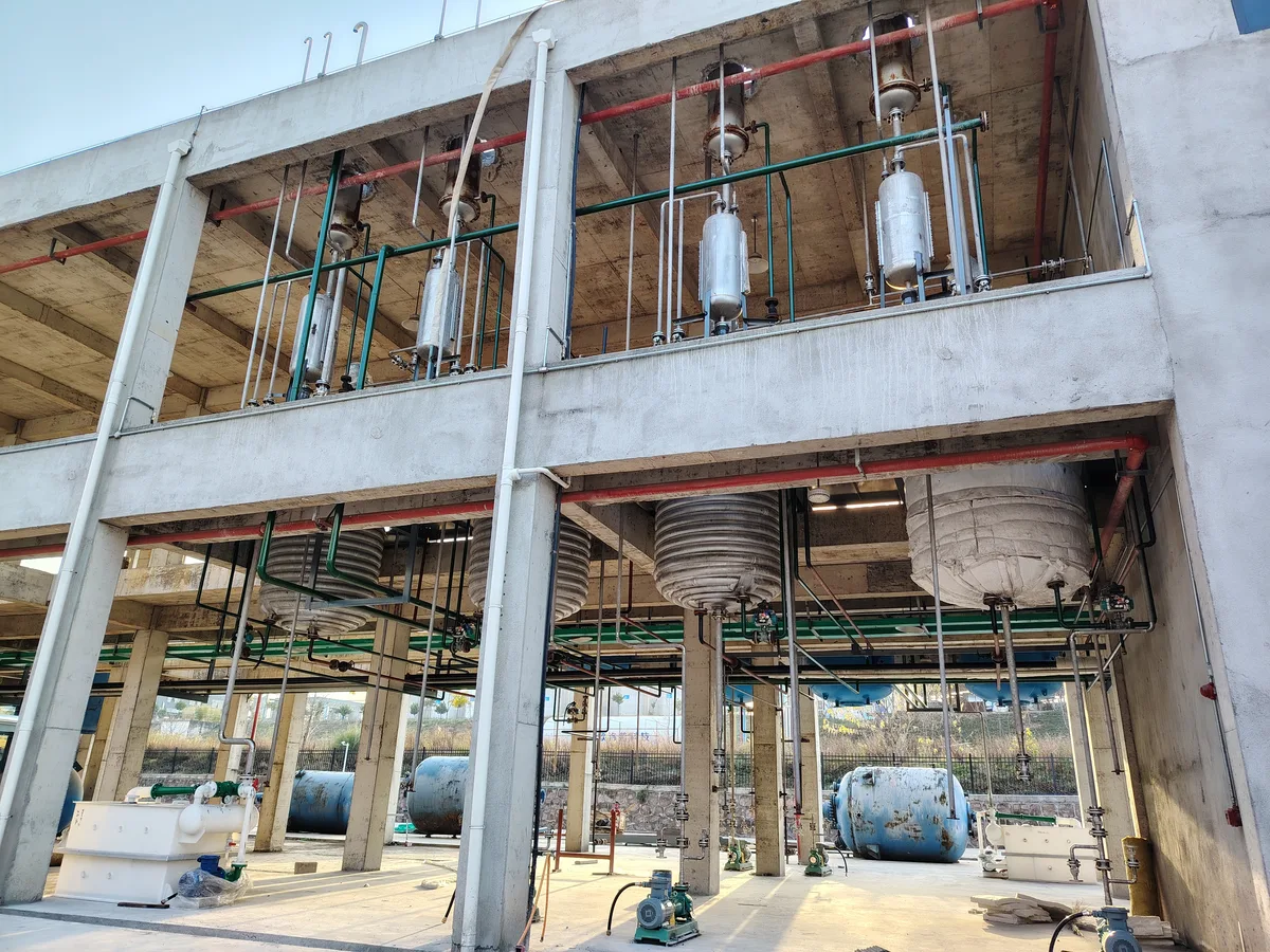 本心自建工厂立式换热器与冷凝回流系统装置